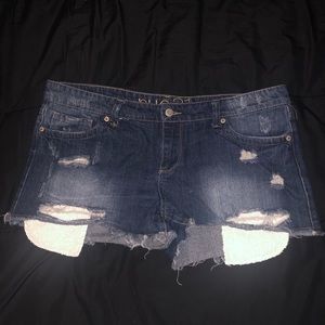 Dark denim shorts with exposed pockets